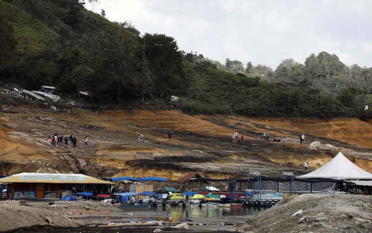 Guatapé, el paraíso colombiano que sufre los estragos de la sequía en su imponente embalse