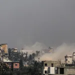 Israel bombardea el norte y el sur de Gaza, con decenas de cuerpos recuperados entre escombros