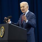 Biden se reúne con familiares de los policías muertos en un tiroteo en Carolina del Norte - Biden acusa a China de “hacer trampas” al anunciar nuevos aranceles a productos chinos