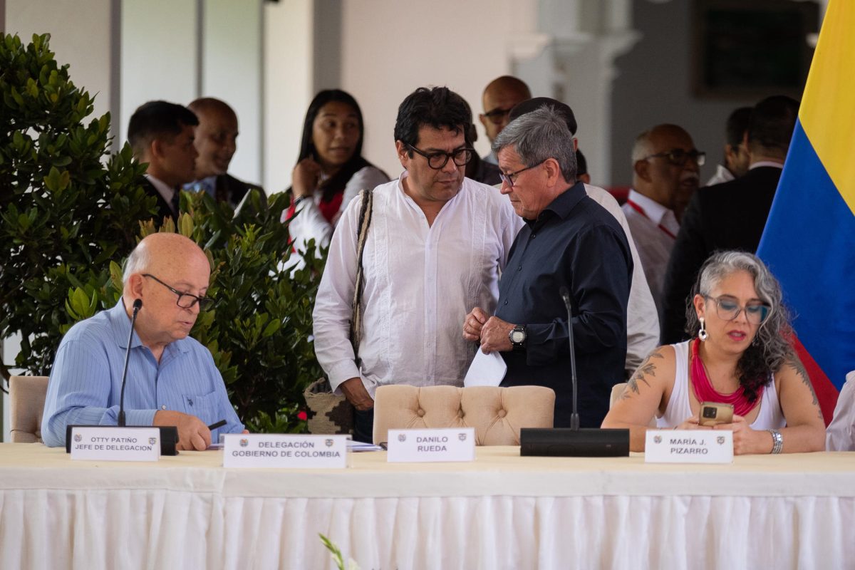 El Gobierno colombiano y el ELN firman un acuerdo para incluir a ciudadanos en el proceso de paz