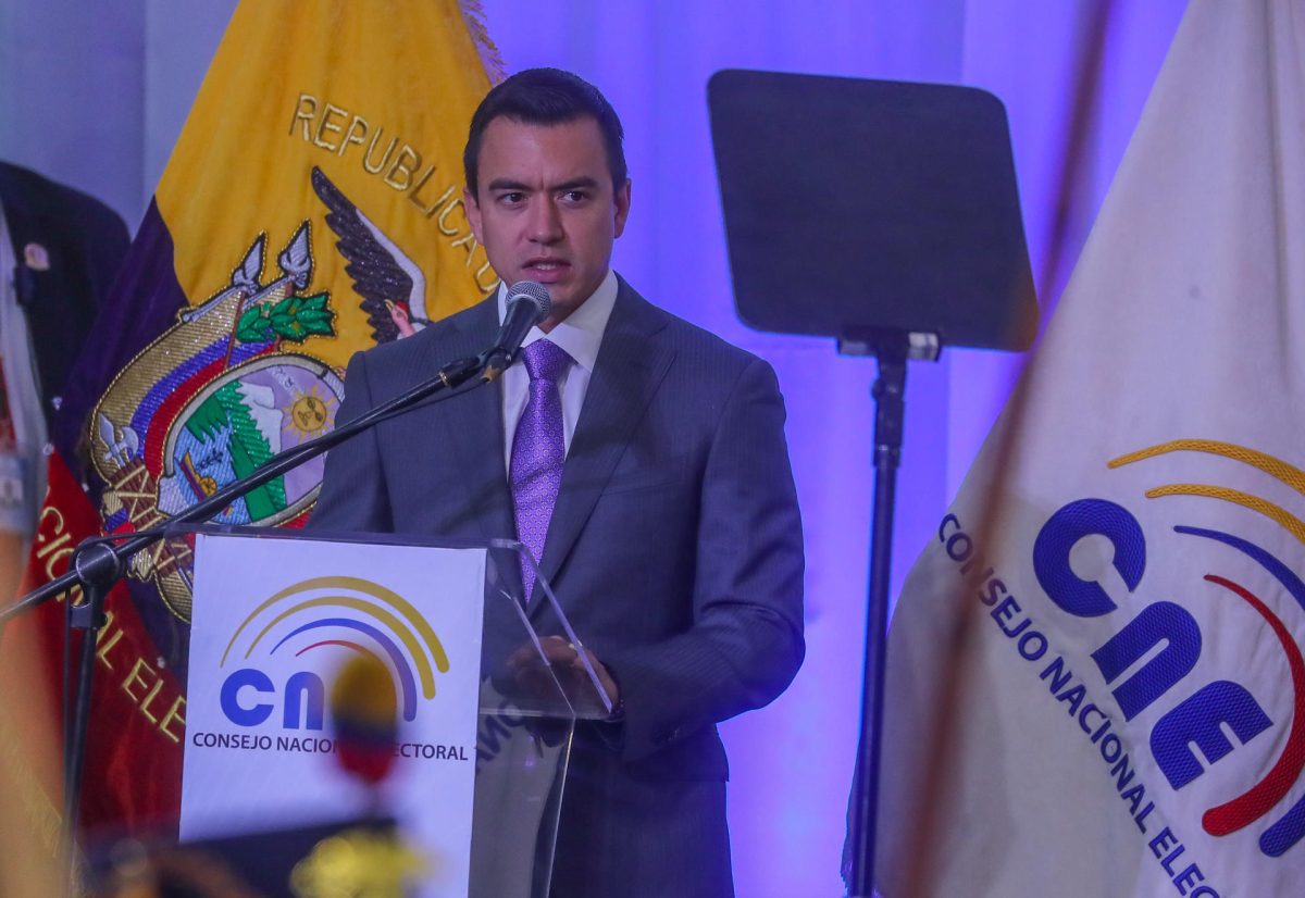 Noboa mantiene una aprobación cercana al 60 % en Ecuador tras subida del IVA y apagones