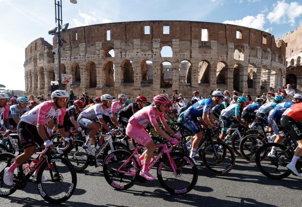 Tadej Pogacar entra en Roma como vencedor del Giro; última etapa para Merlier