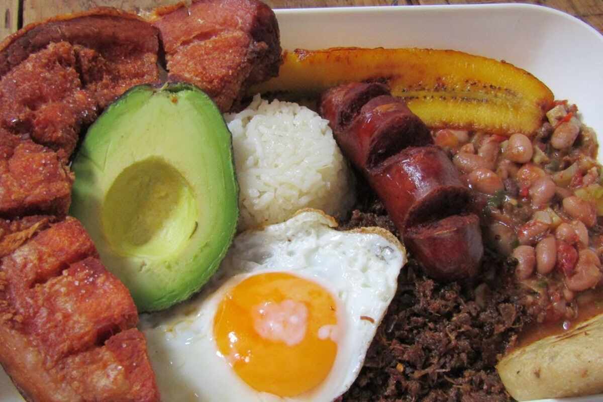 5 Platos Típicos Colombianos que te Dejarán con Ganas de Más | Somosfan