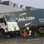 Accidente en la 25 de Mayo: Camión colgando casi cae al vacío, conductor ebrio rescatado ileso