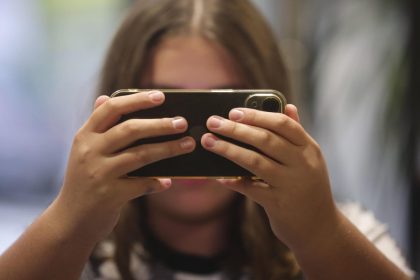 Adicción a Internet en adolescentes - efectos en el cerebro y comportamiento