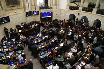 Congreso de Colombia aumenta cupo de endeudamiento para evitar incumplir pagos