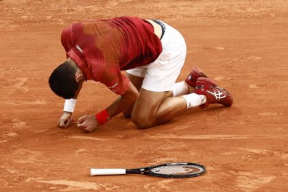 Djokovic se despide de Roland Garros y del número uno por lesión