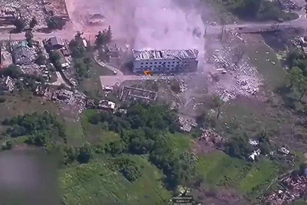 Rusia estrena la potente bomba FAB-3000 en la guerra de Ucrania: así fue el brutal impacto