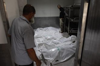 Israel continúa sus ataques en el centro de Gaza, con al menos 15 muertos