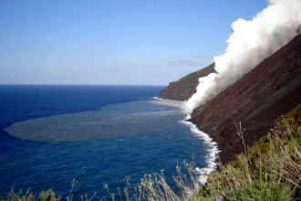La isla de Stromboli (Italia) entra en alerta naranja por la actividad de su volcán
