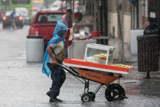 México vigila zona de baja presión con potencial ciclónico al suroeste del Golfo de México
