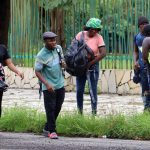 Migrantes desafían la alerta por lluvias y ciclones para cruzar la frontera sur de México