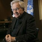 ¡Noam Chomsky está vivo! Desmienten rumores sobre su muerte tras un accidente cerebrovascular