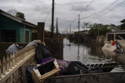 Porto Alegre cumple un mes inundada mientras retira miles de toneladas de basura