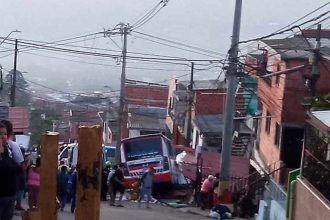 Falla mecánica provoca aparatoso accidente de bus en Bello: Dos personas en estado crítico