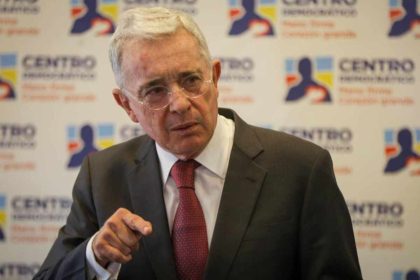 El expresidente Uribe denuncia que la reforma laboral de Petro es revanchista y perjudicial