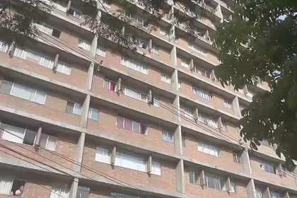 Una niña fallece tras caer del piso 13 de un edificio residencial en Calasanz