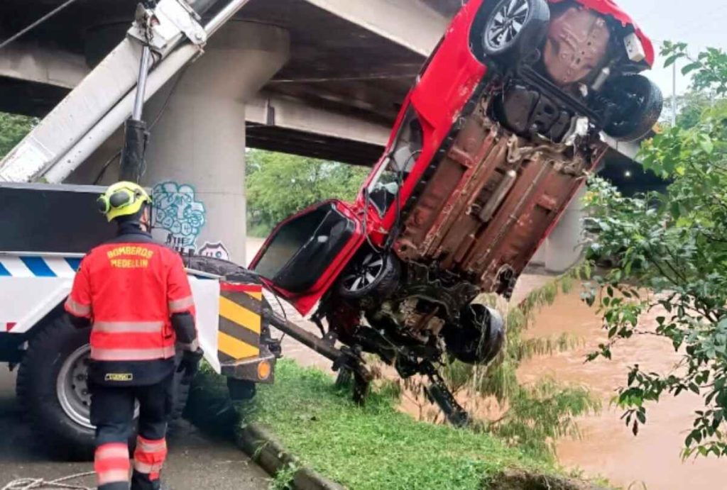 Automóvil cae al rio Medellín 