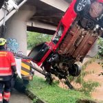 Automóvil cae al rio Medellín-familia busca hector jaramillo