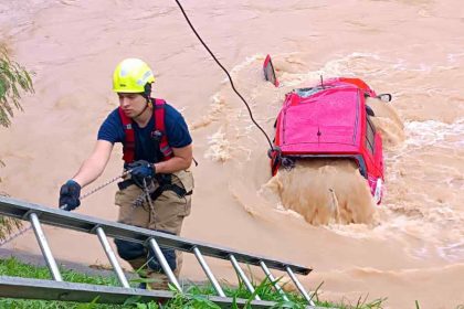 ¡Drama en el Río Medellín! Carro cae al río con dos ocupantes y un peatón resulta herido
