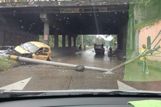 Accidente en el Deprimido de la Minorista de Medellín deja vehículos volcados