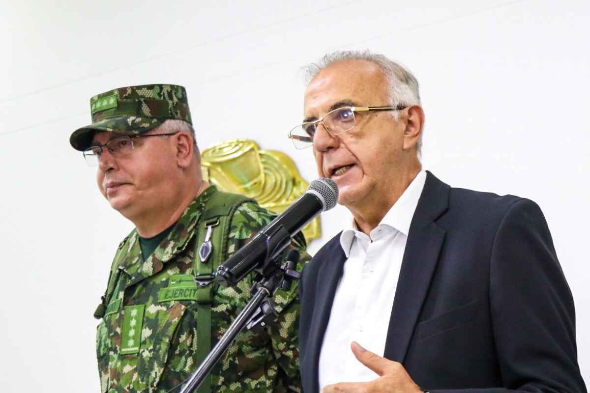 Ministro de Defensa, Iván Velásquez, reitera a los alcaldes que no habrá ningún bombardeo donde haya riesgo para la vida de niños