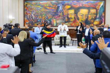 En medio de un llamativo ritual, Maduro implora perdón por sus fallas y soberbia