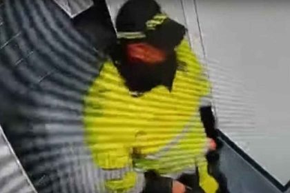¡Policías ladrones en Bogotá! Apartan de sus cargos a uniformados que robaron a una mujer