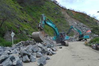 Vía entre Santa Fe de Antioquia y Cañasgordas nuevamente inhabilitada: Trabajos de remoción en El Tunal