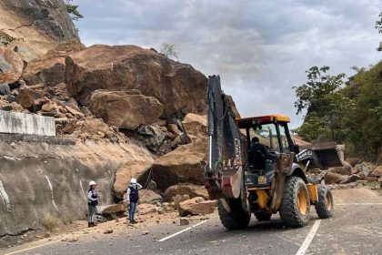 Rocas gigantes bloquean la vía Korán - Guaduas: Invías recomienda rutas alternas