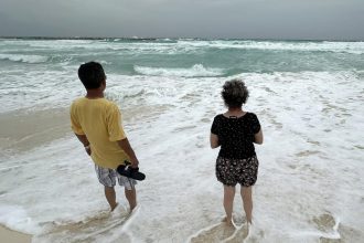 López Obrador critica el sensacionalismo en torno al huracán Beryl