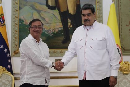 Petro considera "excelente" noticia la decisión de Maduro de volver a dialogar con EE.UU.