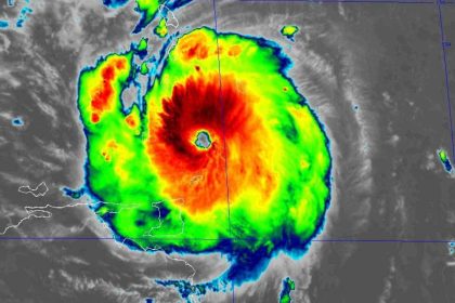 Beryl, huracán "extremadamente peligroso", toca tierra en Cariobacú