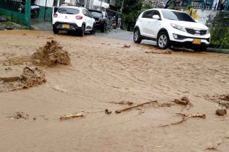 Lluvias torrenciales en Manrique provocan desbordamiento de la quebrada La Maquinita: 3 viviendas afectadas