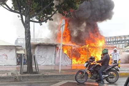 Incendio en Bogotá: casetas comerciales cerca al Portal de Suba son consumidas por las llamas