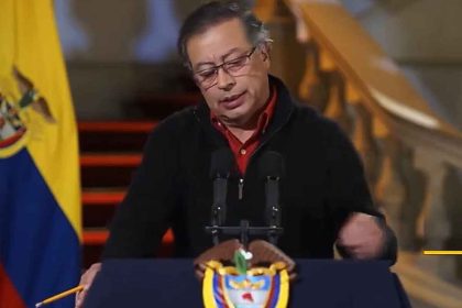 🚨 "No hablaré del paro camionero hoy, sino de algo más preocupante" - Gustavo Petro denuncia espionaje con Pegasus durante el gobierno de Duque. Deja más preguntas que respuestas. #Espionaje #Colombia #PegasusColombia