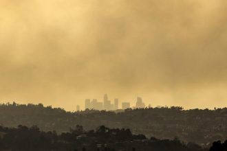 Estalla un incendio en las montañas de Hollywood, el sexto que arde en Los Ángeles