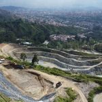 🎥 Hallazgo en La Escombrera Dos nuevos cuerpos fueron encontrados en la Comuna 13 de Medellín. La UBPD y la JEP instan a las familias de desaparecidos a aportar ADN para identificarlos.