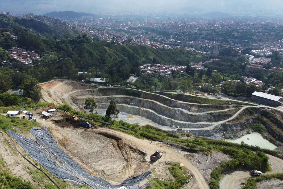 🎥 Hallazgo en La Escombrera Dos nuevos cuerpos fueron encontrados en la Comuna 13 de Medellín. La UBPD y la JEP instan a las familias de desaparecidos a aportar ADN para identificarlos.