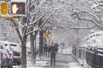 Tormenta invernal deja nevadas en el centro de EE.UU. e interrumpe miles de vuelos