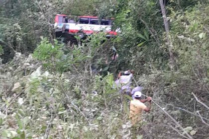 Accidente fatal en la vía La Peña - Tobia: 4 fallecidos y varios heridos tras caída de bus en Cundinamarca