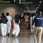 Cambio en los vuelos de deportación: colombianos llegan en avión comercial y con restricciones