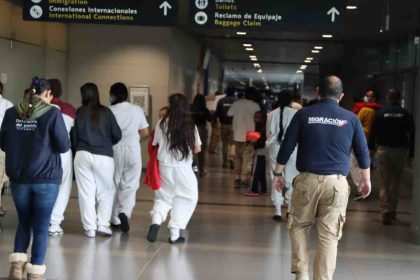 Cambio en los vuelos de deportación: colombianos llegan en avión comercial y con restricciones