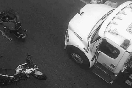 Accidente mortal en Medellín: Dos fallecidos en choque entre motocicleta y volqueta en la Paralela