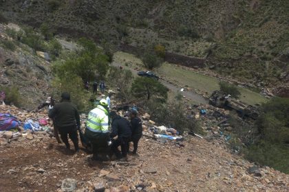 Al menos 31 fallecidos y 15 heridos tras la caída de un autobús a un barranco en Bolivia