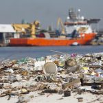 El islote con 80 toneladas de basura refleja un drama sanitario en Río de Janeiro