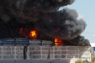 Incendio consume un depósito de neumáticos en un puerto vecino de Asunción