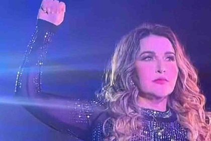 alicia Villarreal hace símbolo de violencia domestica en pleno concierto