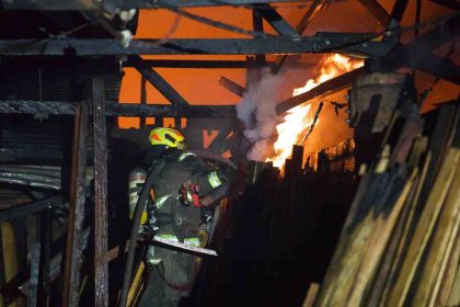 Devastador incendio en Medellín: Bomberos controlan llamas, pero confirman muerte de trabajador