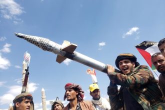 Marchas masivas en Saná en rechazo a los ataques de EE.UU. contra los hutíes del Yemen